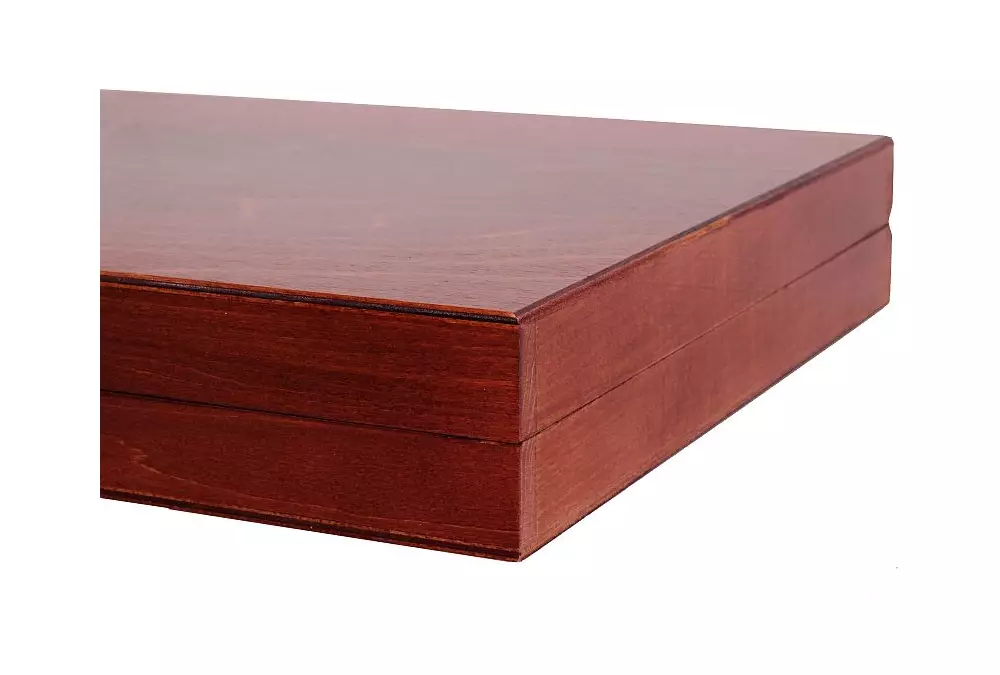 Eleganckie figury szachowe w brązowej drewnianej kasetce